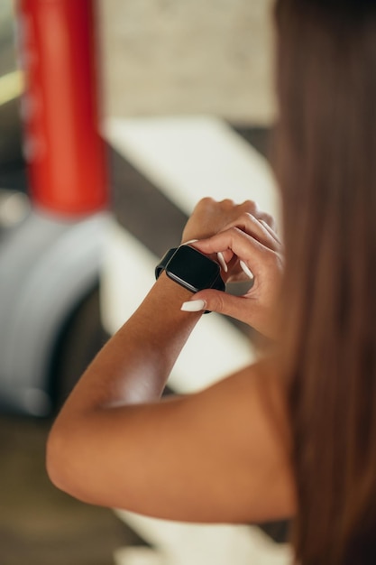 Foto frau in sportbekleidung überprüft nach dem training fitness- und gesundheitstracking auf ihrer smartwatch