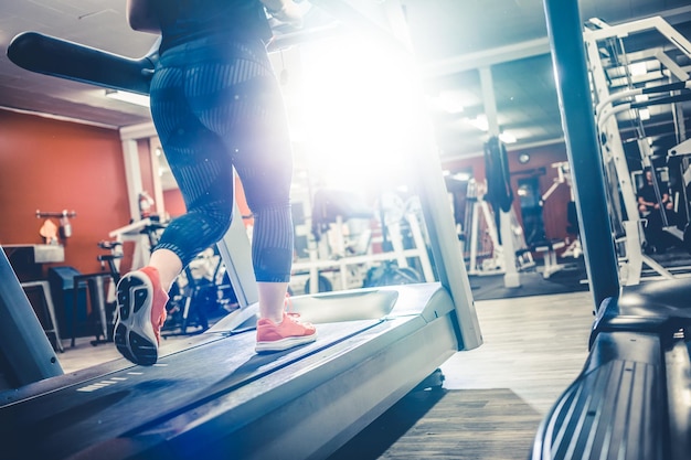 Foto frau in sportkleidung beim joggen auf dem laufband