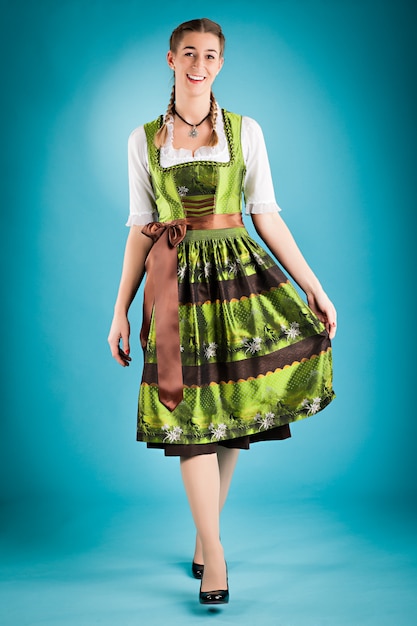 Frau in Tracht - Dirndl oder Tracht