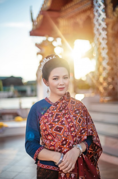 Frau in traditioneller asiatischer Kleidung