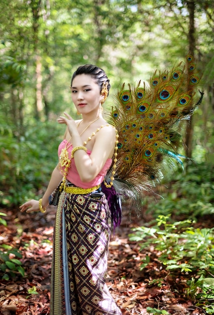 Frau in traditioneller asiatischer Tracht