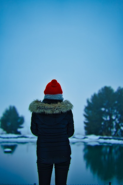 Frau in verschneiter Landschaft