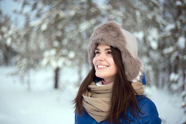 Frau in warmer Kleidung im Freien
