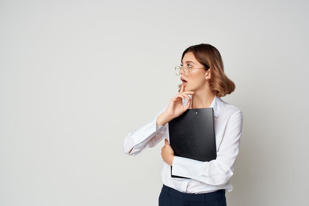 Frau in weißem Hemd Major Studio Arbeitsdokumente Hochqualitätsfoto