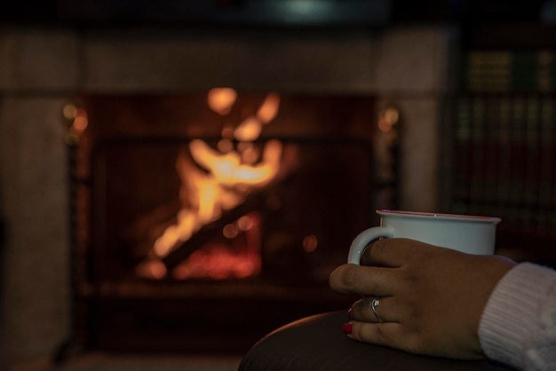 Frau in Wollsocken am Kamin