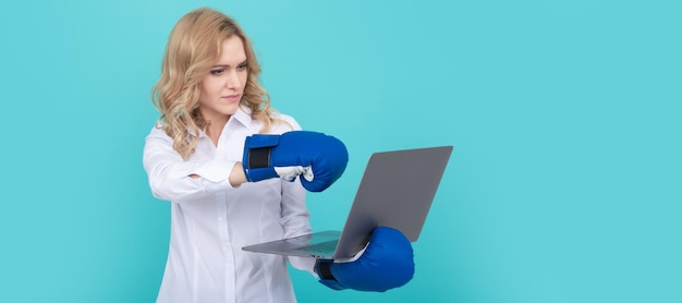 Frau isoliert Gesicht Porträt Banner mit Mock-up-Kopie-Platz Frau Boss Punch Laptop in Boxhandschuhen