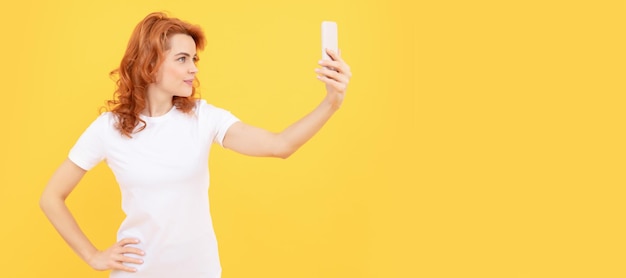 Frau isoliertes Gesicht Portrait Banner mit Mock-up Kopierraum mit Videoanruf Influencer Selfie wird geladen Bloggerin macht Selfie mit Smartphone