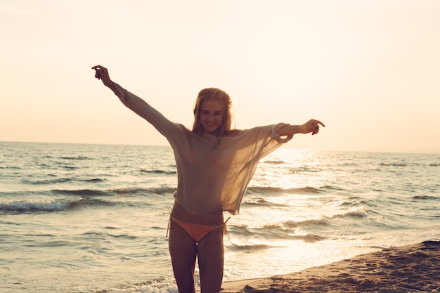 Frau ist allein am Strand