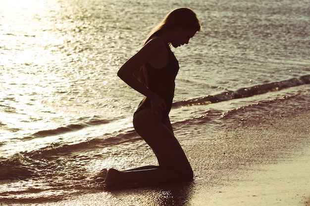 Frau ist allein am Strand