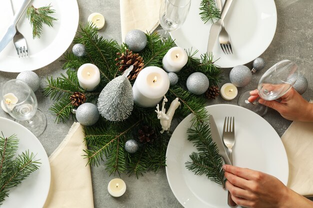 Frau ist damit beschäftigt, Neujahrstisch zu decken