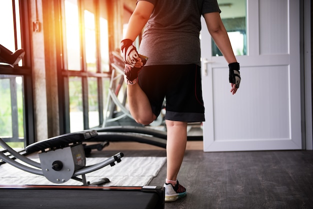 Frau ist Körper vor dem Training aufwärmen