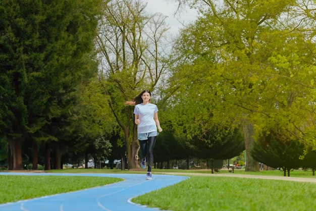 Frau joggt im Park und trägt Sportkleidung