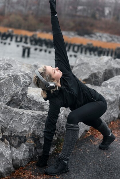 Frau joggt im Winter