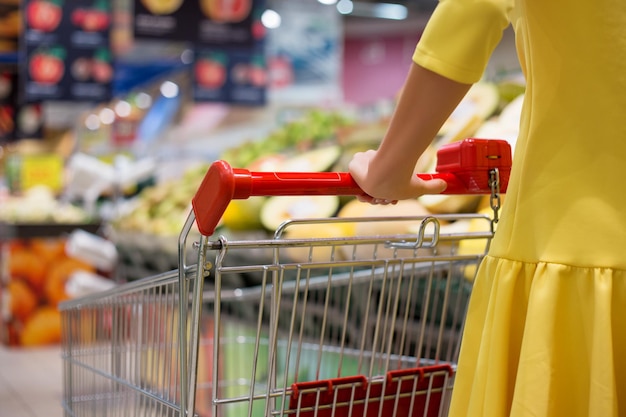 Frau kauft Lebensmittel im Supermarkt ein