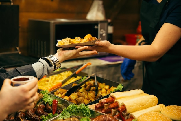 Frau kauft Streetfood beim Streetfood-Festival