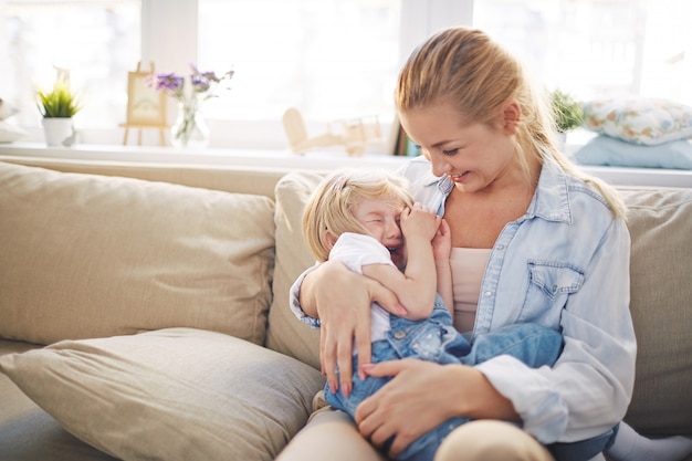 Frau kleine Familie Kind Kuscheln