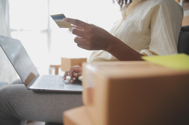 Foto frau kleinunternehmerin startet konzeptionelle jungunternehmerin arbeitet mit laptop und verkauft produkt online, shop-banner in großer dimension