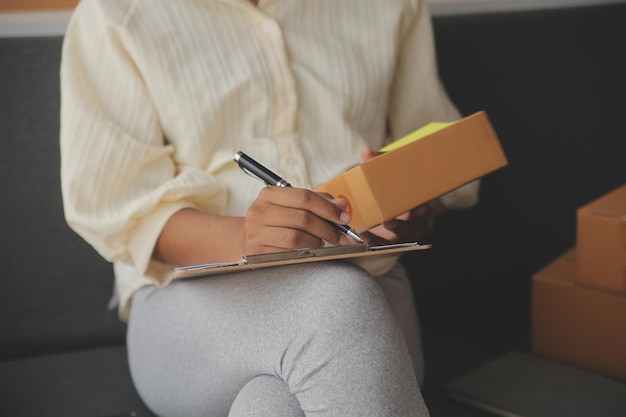 Frau Kleinunternehmerin startet konzeptionelle Jungunternehmerin arbeitet mit Laptop und verkauft Produkt online, Shop-Banner in großer Dimension