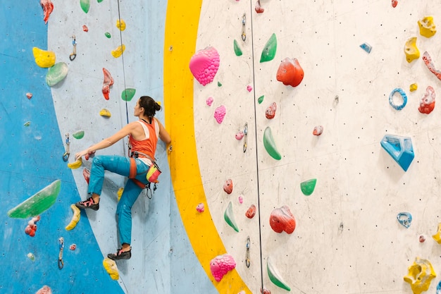 Frau klettert auf die Wand
