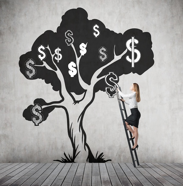 Frau klettert Dollarbaum mit schwarzen und weißen Dollarzeichen