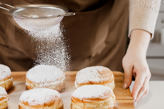 Foto frau kocht donuts