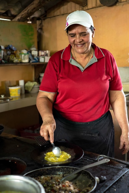 Frau kocht traditionelles costaricanisches Mittagessen von Gallo Pinto