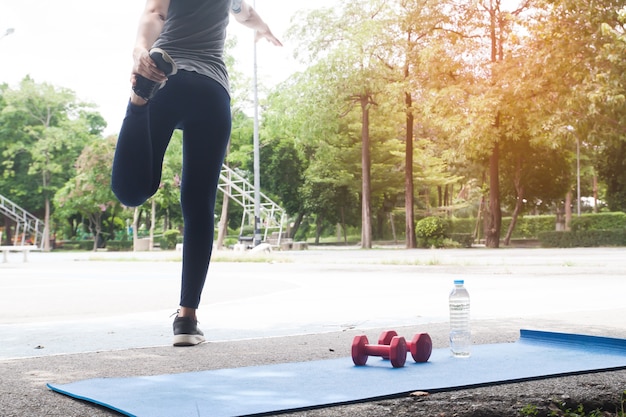 Frau Körperteil, Stretching Beine, gesunde Lebensweise Konzept