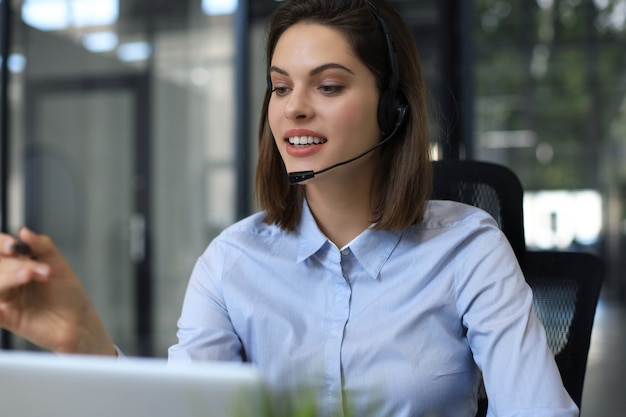 Frau Kundensupport-Betreiber mit Headset und Lächeln.