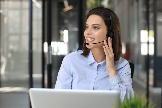 Frau Kundensupport-Betreiber mit Headset und Lächeln.