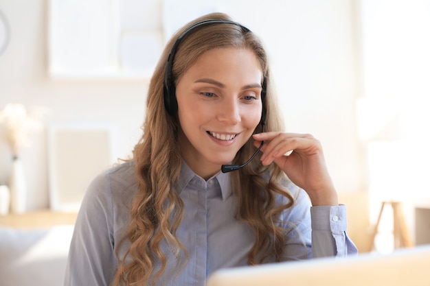 Frau Kundensupport-Betreiber mit Headset und Lächeln.