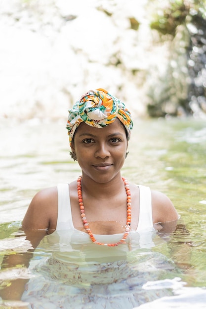 Frau lacht und hat Spaß beim Schwimmen im Fluss