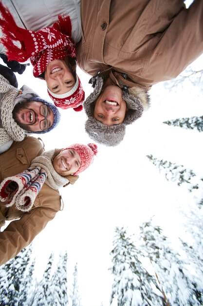 Foto frau lächelnd ziemlich glücklich zusammen