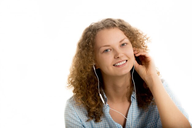 Frau lächelt, während Musik hören