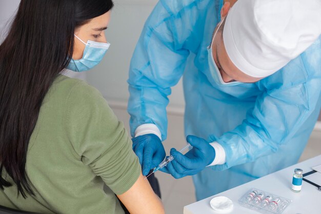 Foto frau lässt sich gegen coronavirus impfen