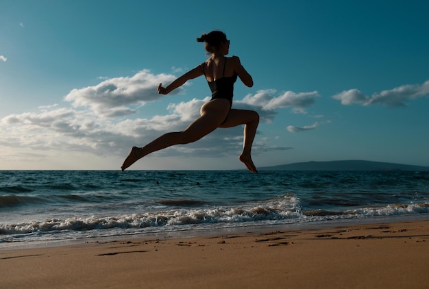 Frau läuft am Strand, aktives, sportliches Mädchen, das am Wasserbecken entlang der Meeresbrandung läuft, um fit und gesund zu bleiben