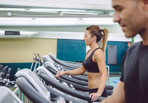 Foto frau läuft auf dem laufband im fitnessstudio