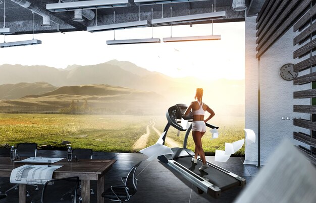 Frau läuft auf einem Laufband-Konzept für Training, Fitness und gesunden Lebensstil. Gemischte Medien