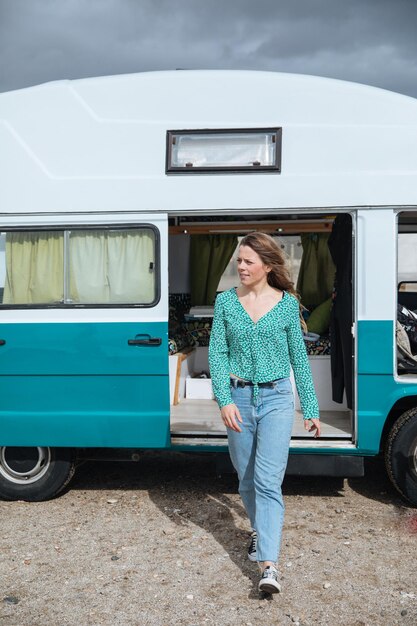 Foto frau läuft gegen den wohnwagen