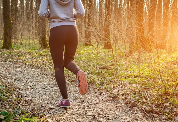 Frau läuft im Wald