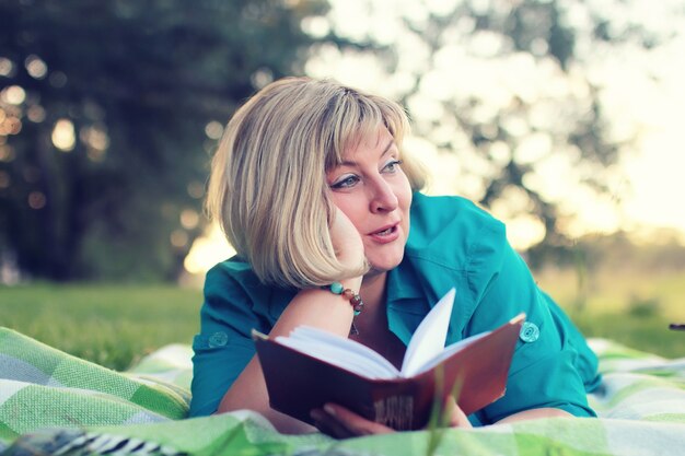 Frau lag und las Buch Sonne