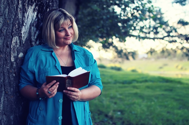 Frau lag und las Buch Sonne