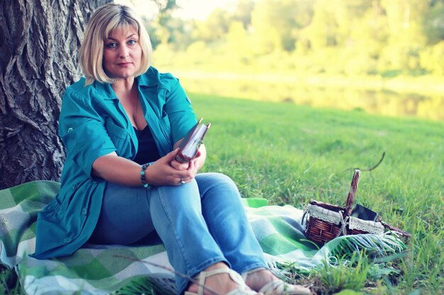 Frau lag und las Buch Sonne