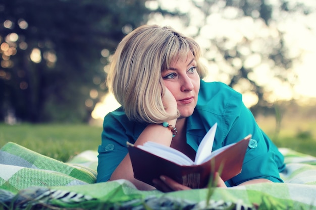 Frau lag und las Buch Sonne