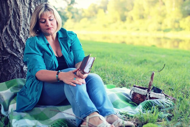 Frau lag und las Buch Sonne