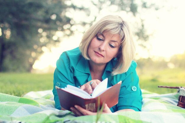 Frau lag und las Buch Sonne