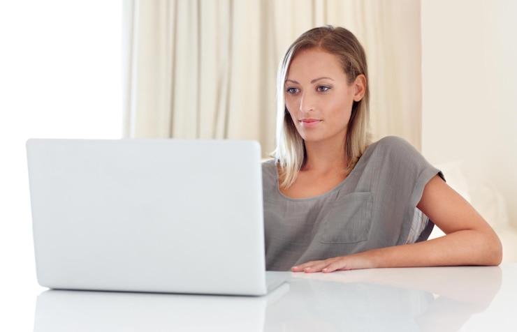 Foto frau laptop und remote-arbeit von zu hause mit analyse idee und denken für freiberufliche copywriting-job mädchen computer und unternehmer mit planung zeitplan oder brainstorming mit lesen im haus