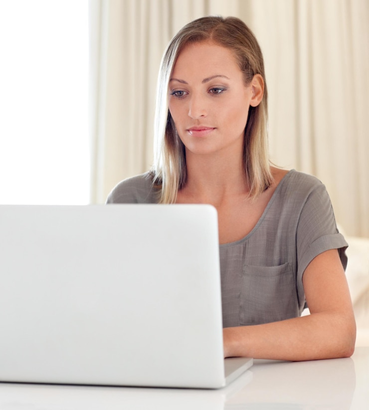 Foto frau laptop und remote-arbeit von zu hause mit tippen klicken und denken für freiberufliche copywriting-job mädchen computer und unternehmer mit analyse zeitplan oder brainstorming für ideen in der wohnung