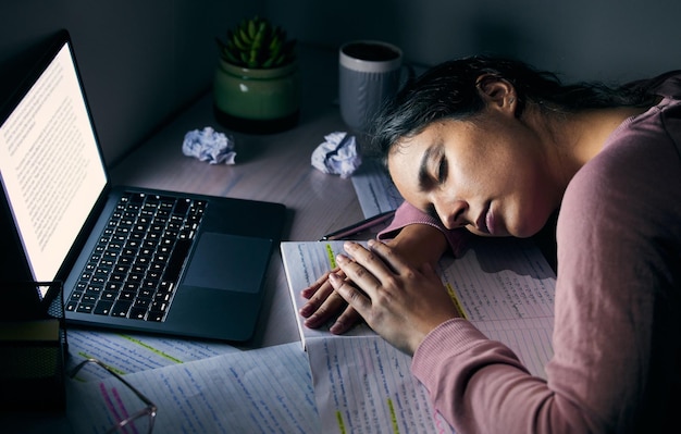 Frau Laptop und Student schlafen Nacht und Burnout für das Studium der psychischen Gesundheit und überarbeitet Weibliches Mädchen oder Akademikerin müde für Testbericht oder Dame mit Computer am späten Abend oder Notizen für die Prüfung