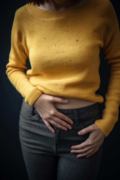 Foto frau legte ihre hand auf den bauch und hatte bauchschmerzen und übelkeit