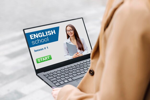 Frau lernt Online-Englischunterricht mit Laptop-Bildschirm